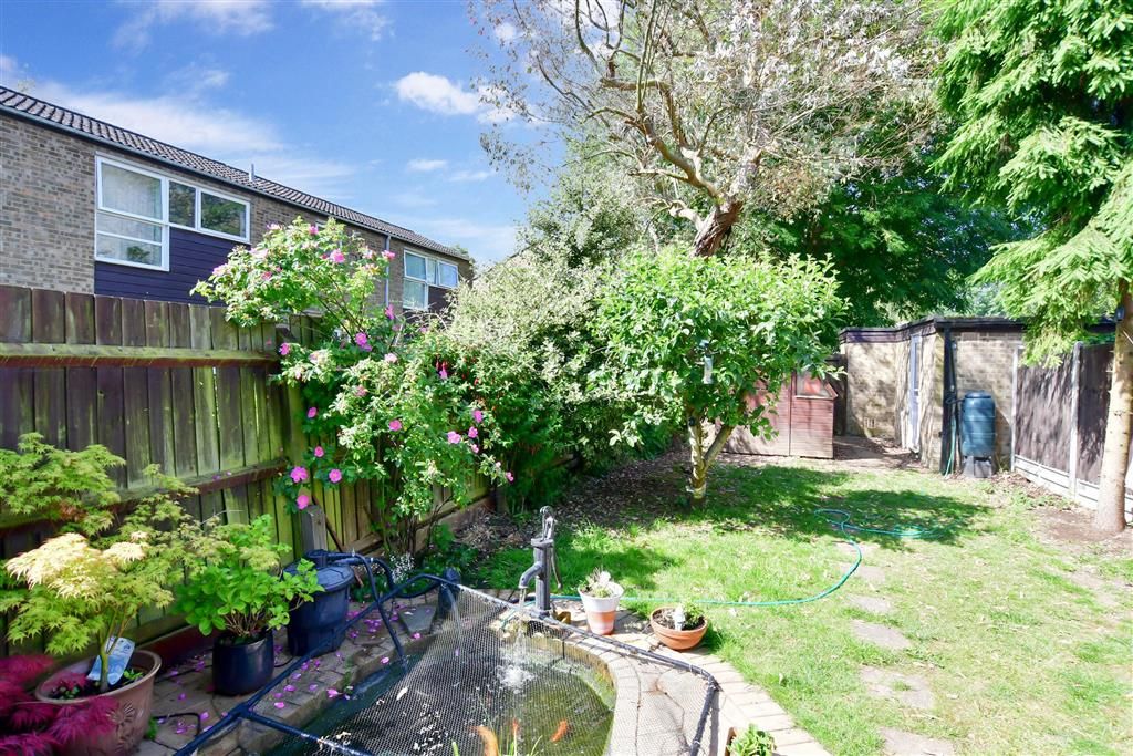 2 bed end terrace house for sale in Farm Holt, New Ash Green, Longfield