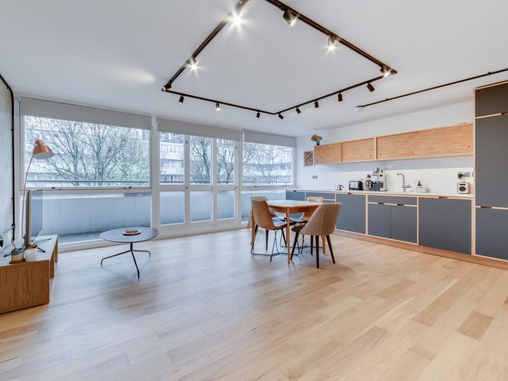 3 bed flat to rent in Clipstone Street, Fitzrovia, London W1W, £4,312