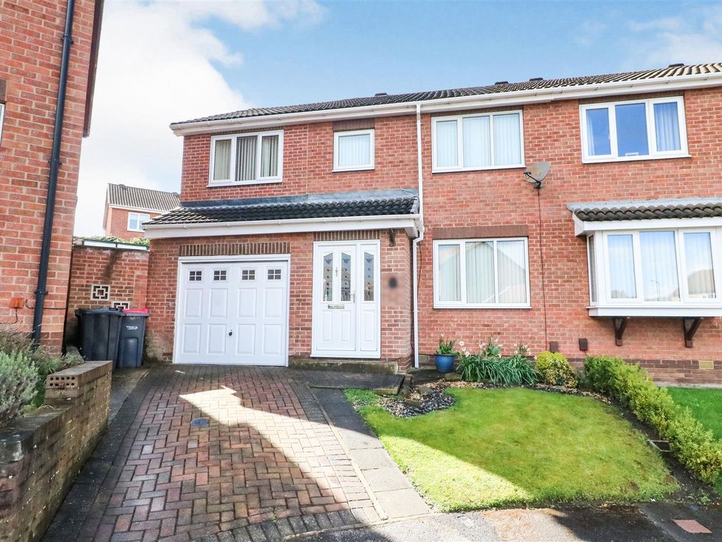 4 bed semidetached house for sale in Abingdon Gardens, Greasbrough
