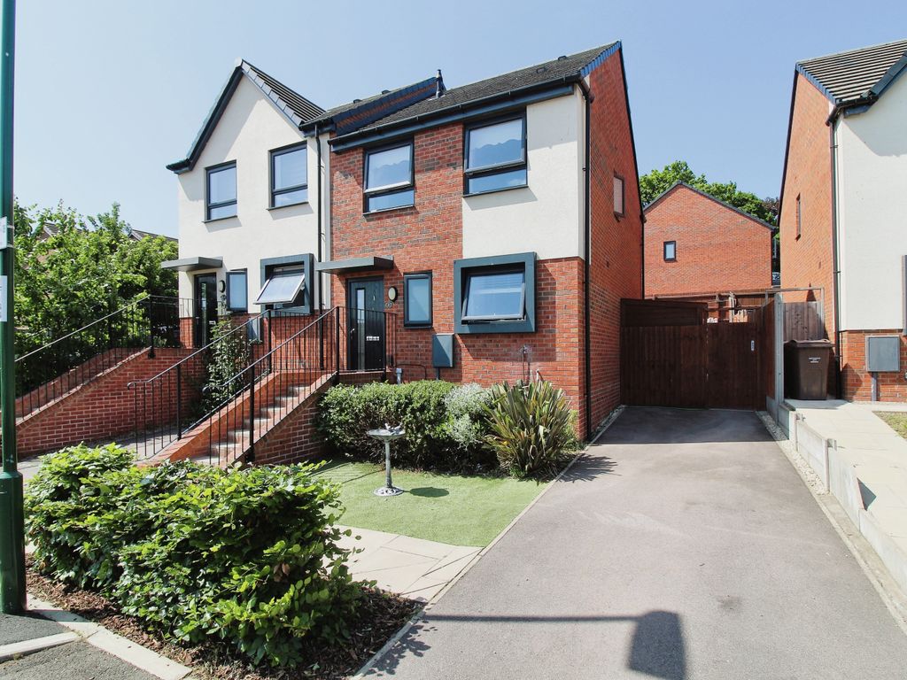 3 bed semidetached house for sale in Fairholm Close, Nottingham NG3