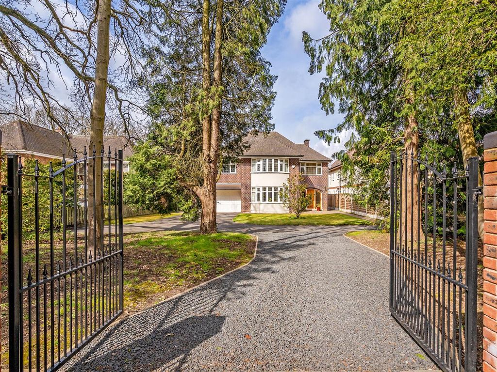 4 bed detached house for sale in St. Bernards Road, Solihull B92, £