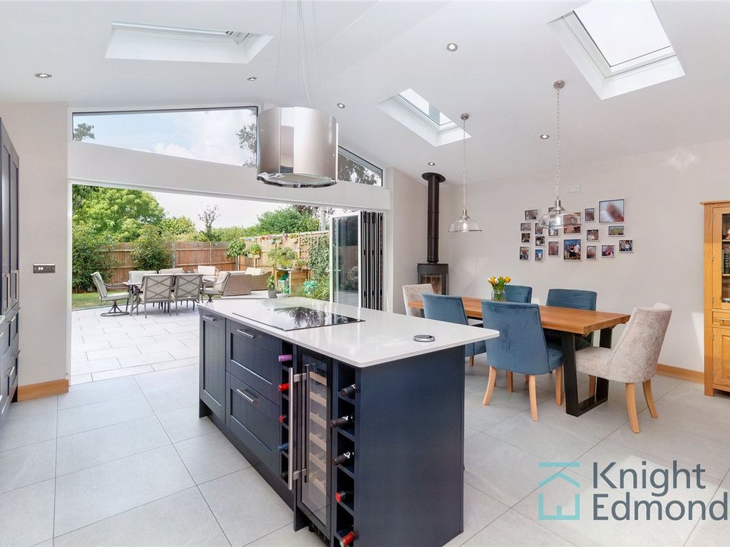 5 bed detached house for sale in South Street, Barming ME16, £675,000