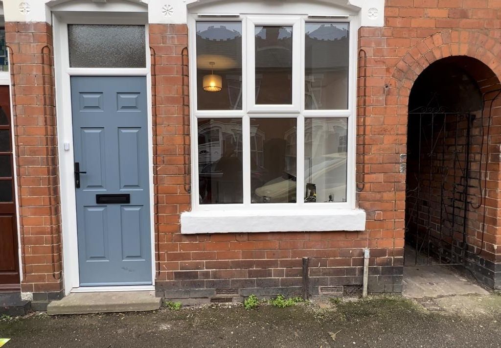 2 bed property to rent in Bank Street, Kings Heath, Birmingham B14, £