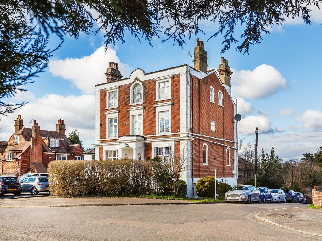 2 bed flat to rent in Merrick Place, 12 Cavendish Road, Redhill RH1