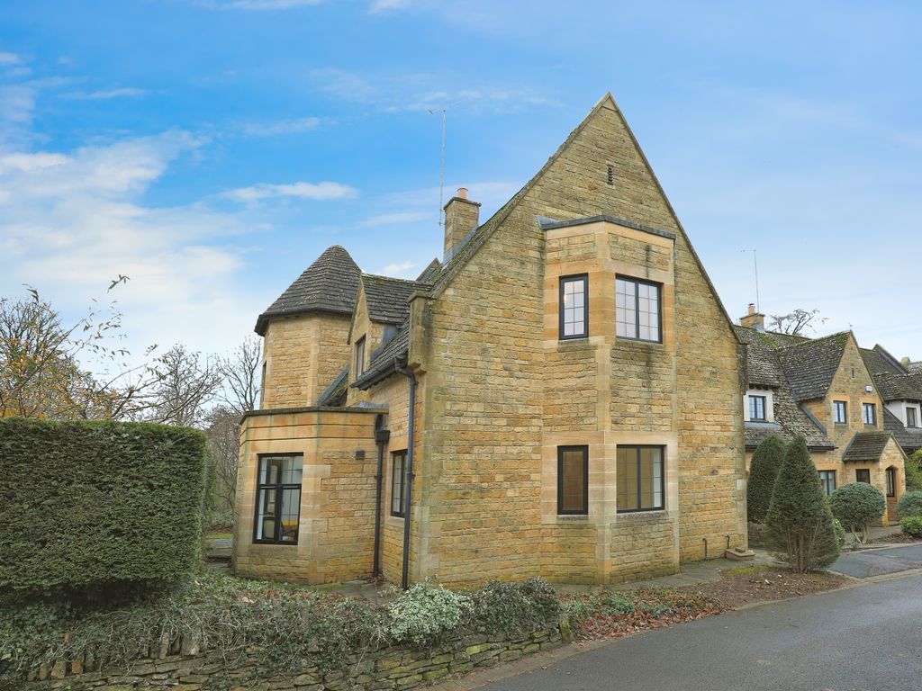 3 bed detached house for sale in Newlands Court, Stow On The Wold