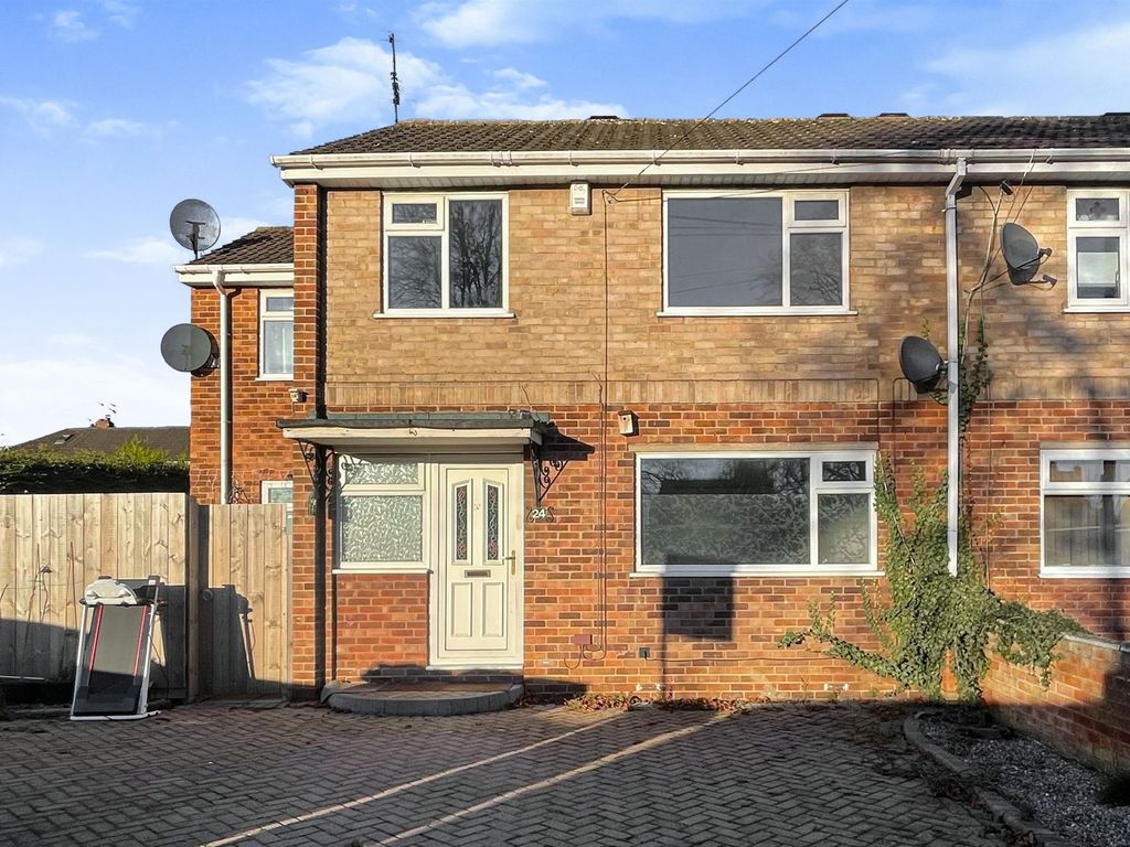 4 bed semidetached house for sale in Springdale Close, Willerby, Hull