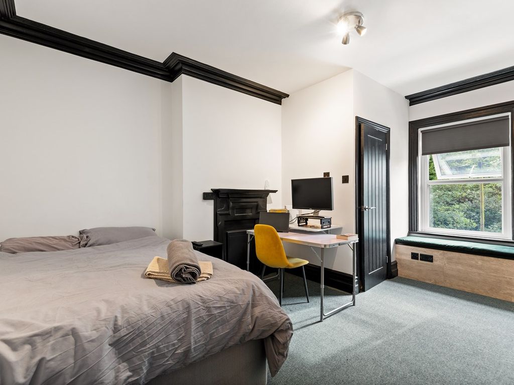 Studio to rent in Radnor Park Road, Folkestone, Folkestone CT19, £700