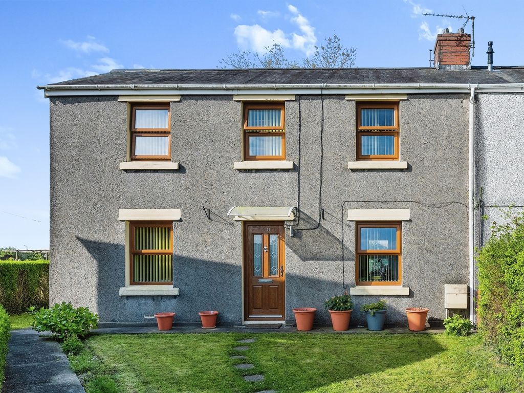 3 bed semidetached house for sale in Graigwen, Llwynhendy, Llanelli
