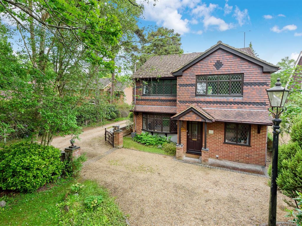 5 bed detached house for sale in Nine Mile Ride, Finchampstead