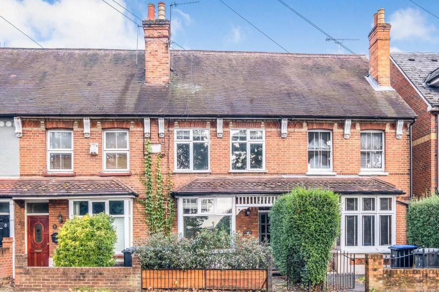3 bed terraced house to rent in Church Road, Addlestone KT15, £2,000