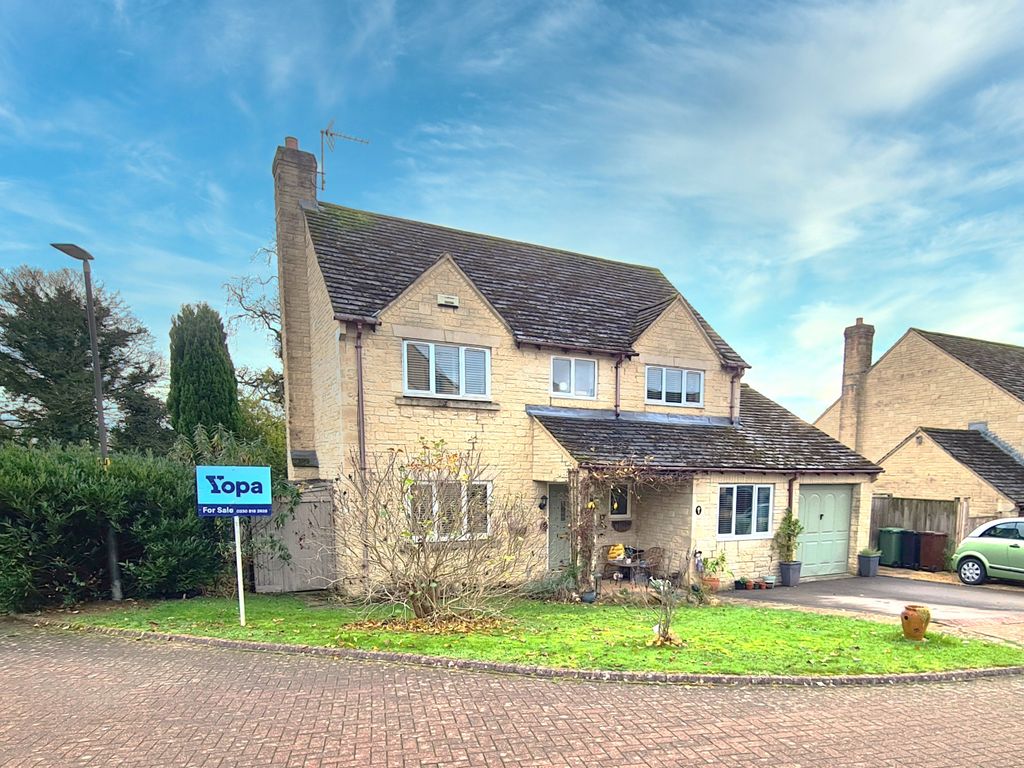 5 bed detached house for sale in Robin Close, Chalford, Stroud GL6, £