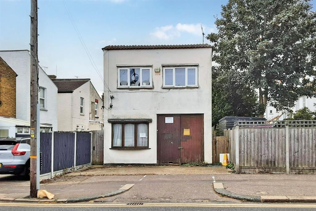 2 bed detached house for sale in Fairfax Drive, WestcliffOnSea SS0, £
