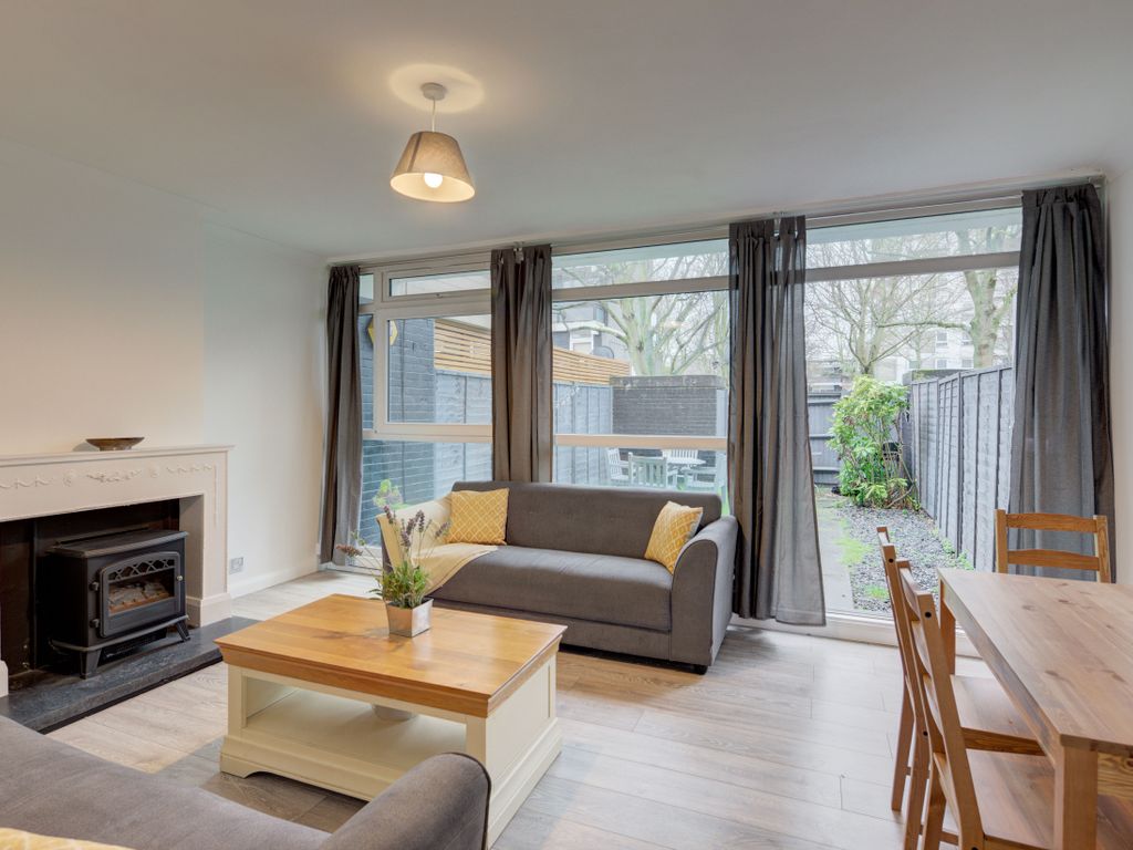 3 bed flat to rent in Exford Court, Bolingbroke Walk, Battersea SW11