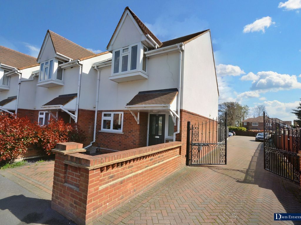4 bed semidetached house for sale in Brentwood Road, Gidea Park