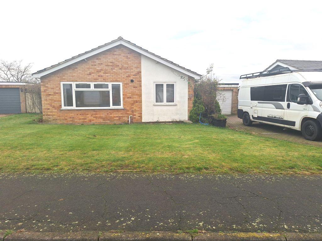 3 bed detached bungalow for sale in Cedar Drive, Attleborough NR17, £