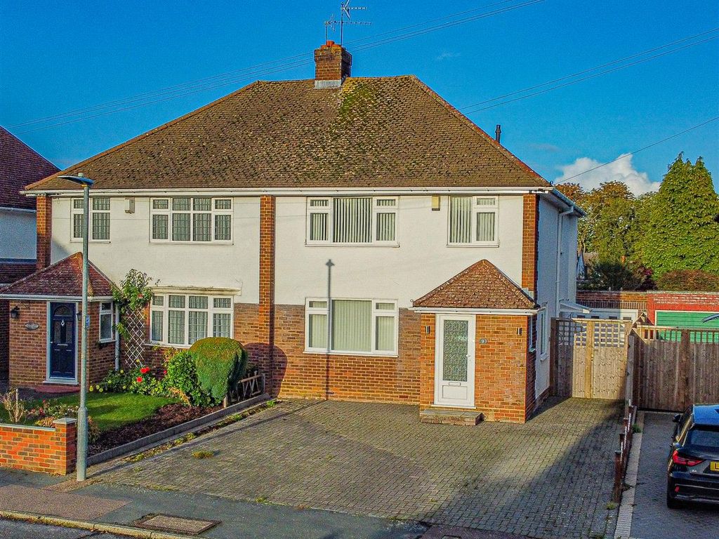 3 bed semidetached house for sale in Brickfield Avenue, Hemel