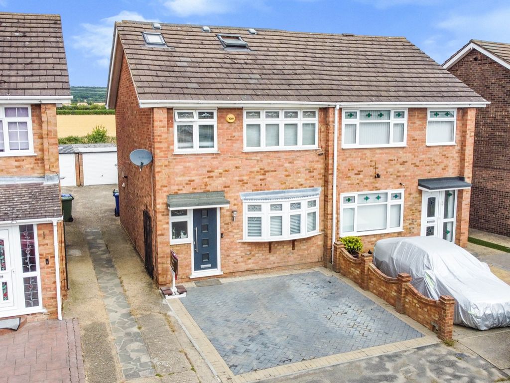 4 bed semidetached house for sale in Hope Avenue, StanfordLeHope