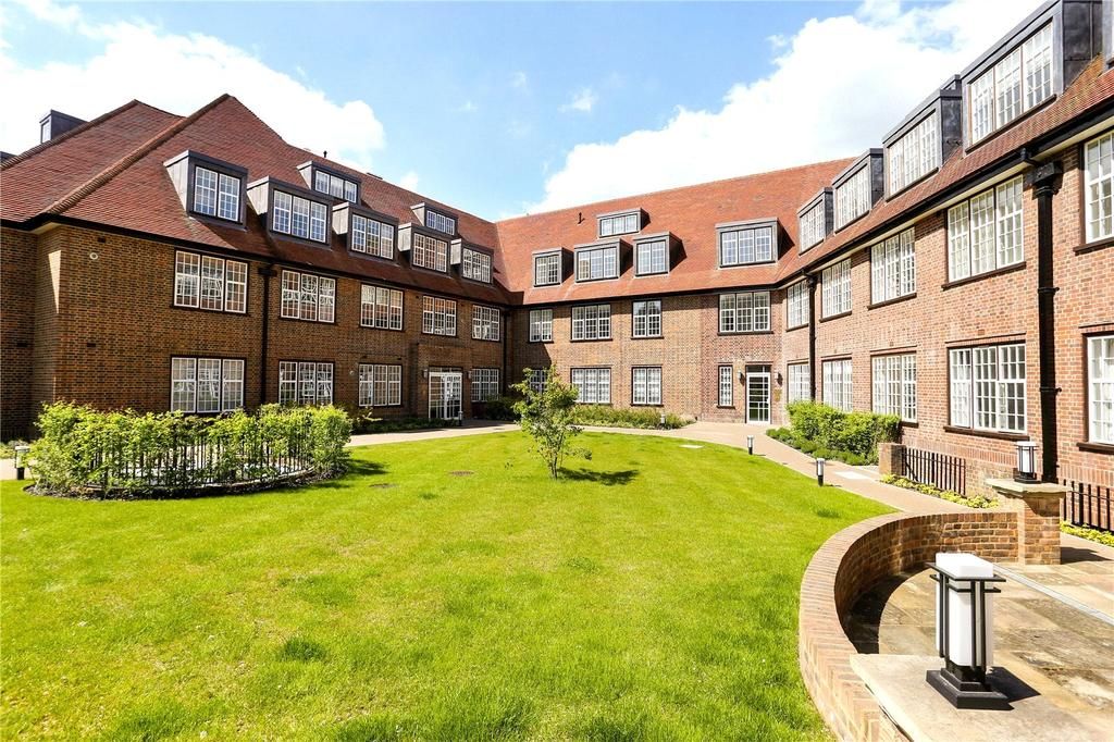 2 bed flat to rent in Lesbourne Road, Reigate RH2, £1,500 pcm Zoopla