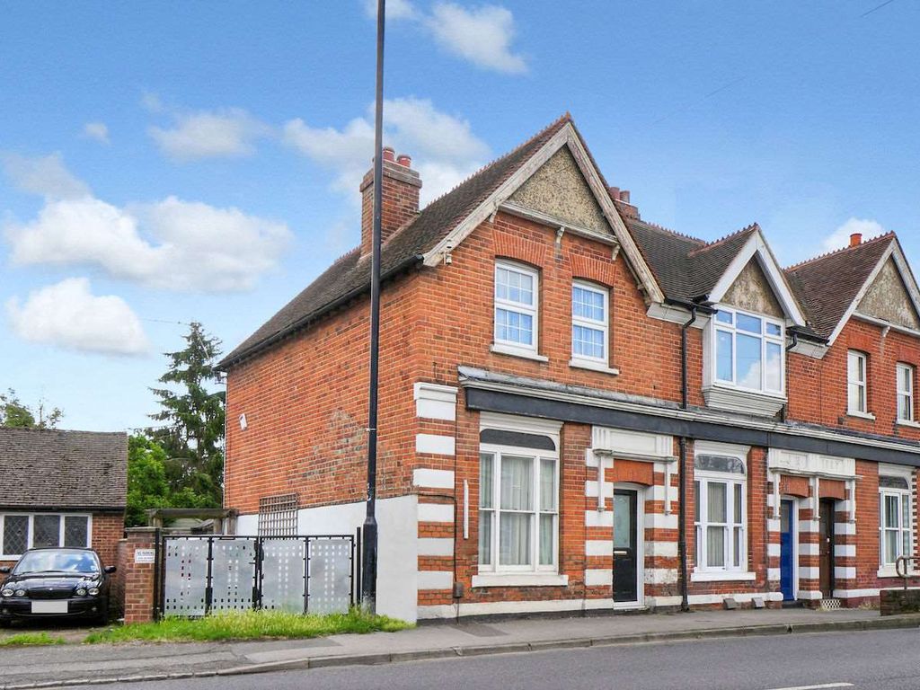 2 bed end terrace house for sale in Albert Road, Old Windsor, Windsor
