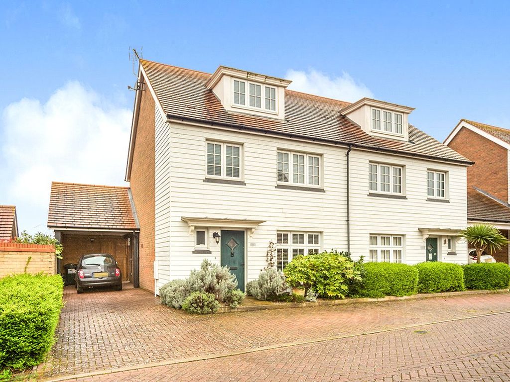 4 bed semidetached house to rent in Lakeside Avenue, Faversham, Kent
