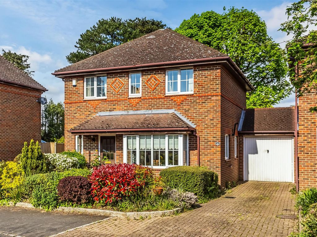 3 bed property for sale in Gayton Close, Ashtead KT21, £725,000 Zoopla