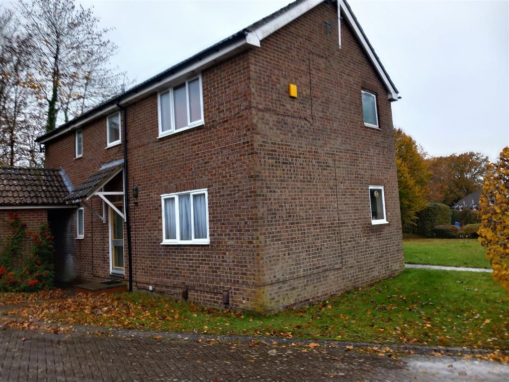 1 bed flat to rent in Earlsbourne, Church Crookham, Fleet GU52, £950