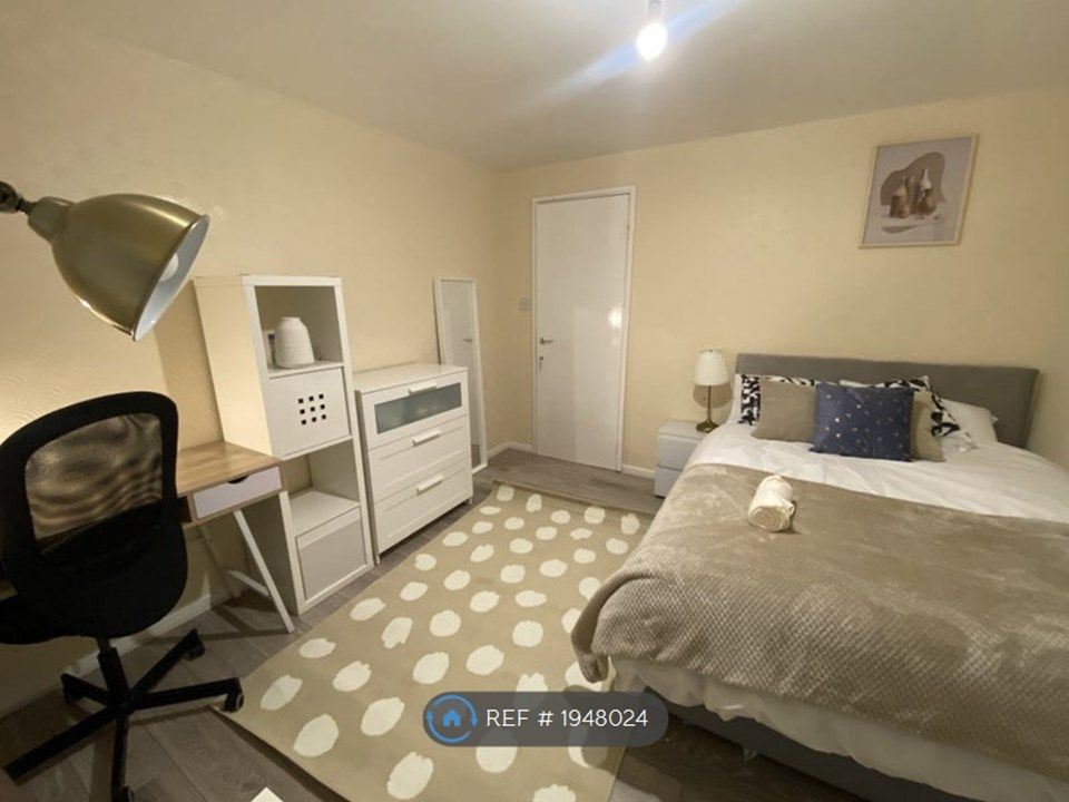 Room to rent in Compton Place, Erith DA8, £800 pcm Zoopla