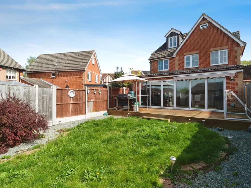 6 bed detached house for sale in Triumph Close, Chafford Hundred, Grays, Essex RM16, £550,000