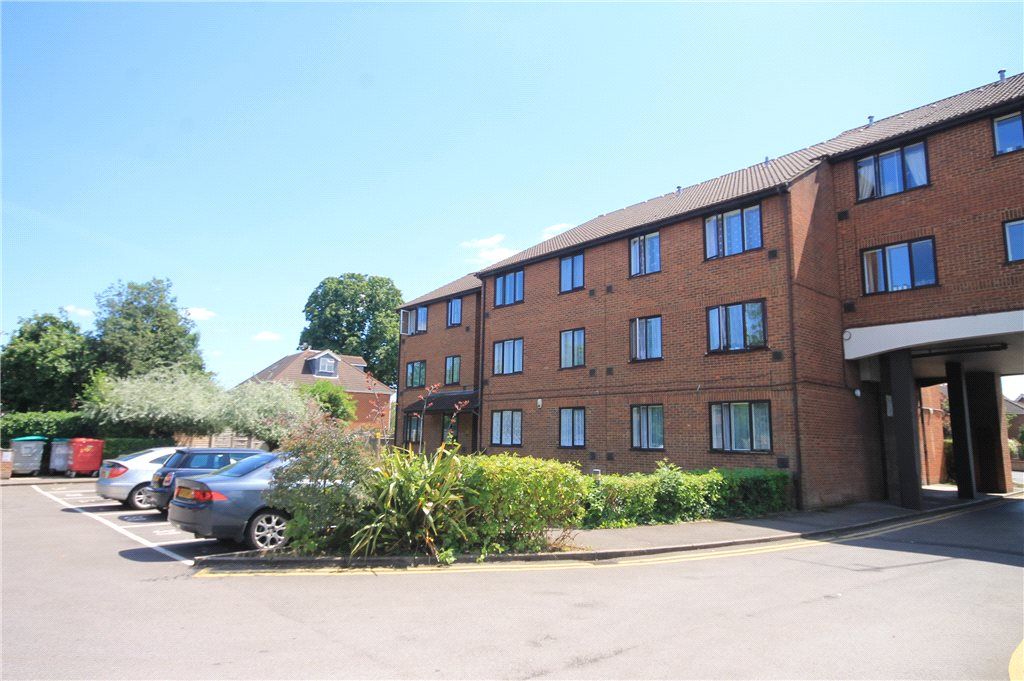 1 bed flat to rent in The Lawns, Old Bath Road, Colnbrook, Slough SL3