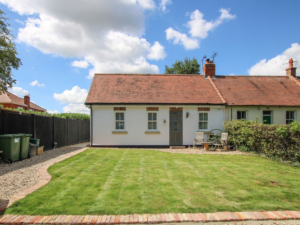 3 bed semidetached house for sale in Station Road, Wickford SS11, £