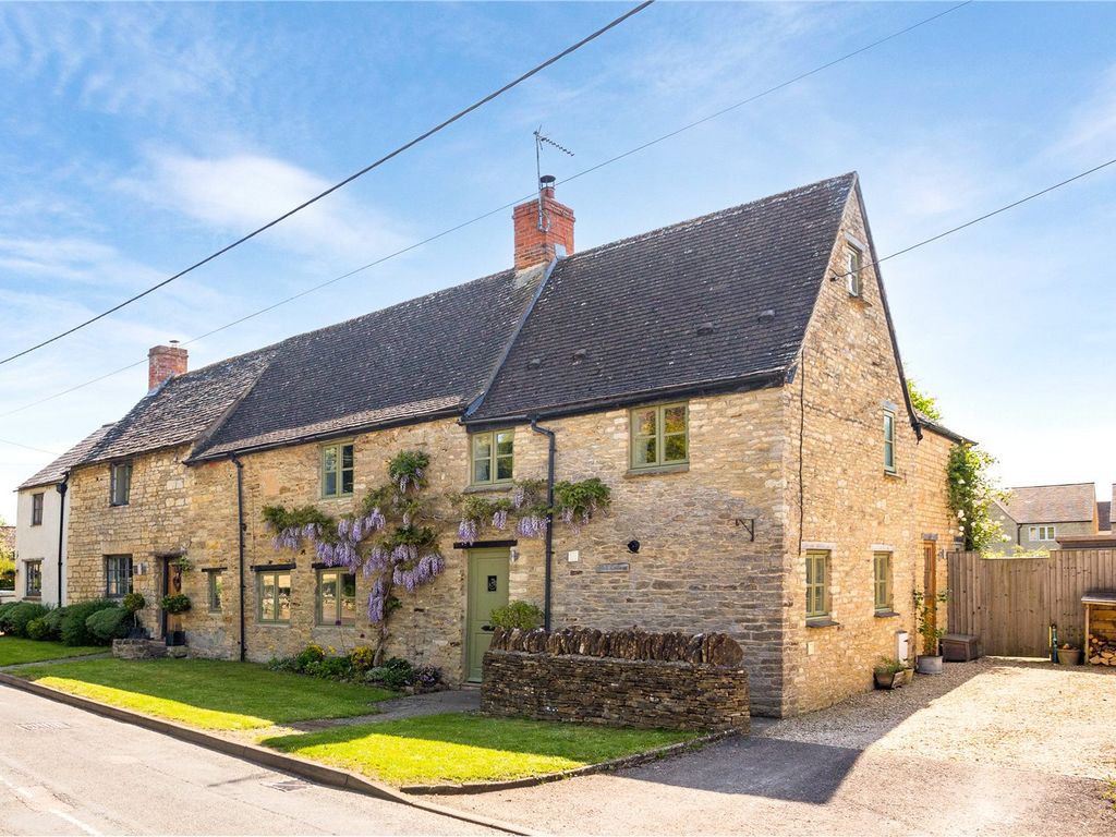 4 bed end terrace house for sale in Medcroft Road, Tackley, Kidlington