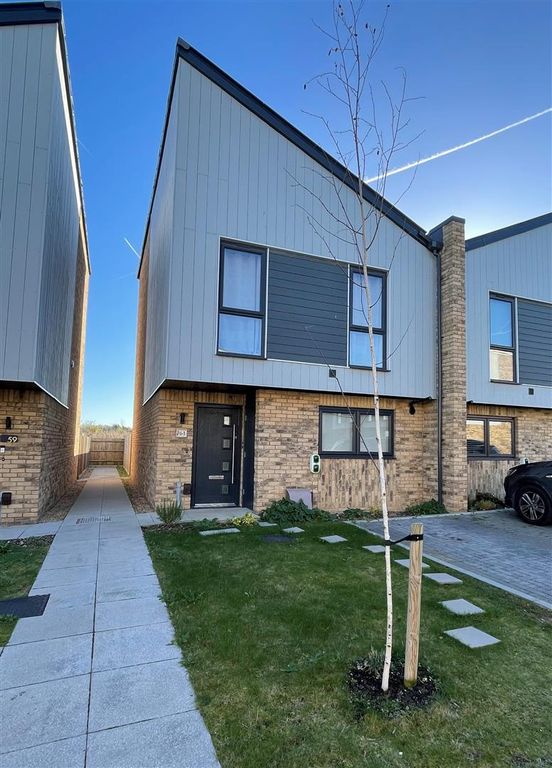 3 bed semidetached house for sale in Bloomfields, Rainham, Gillingham