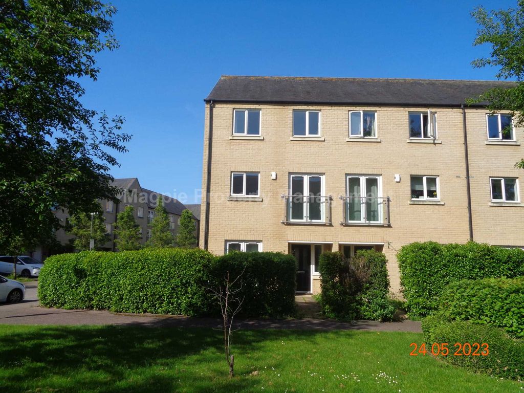 5 bed town house to rent in Skipper Way, Little Paxton, St Neots PE19