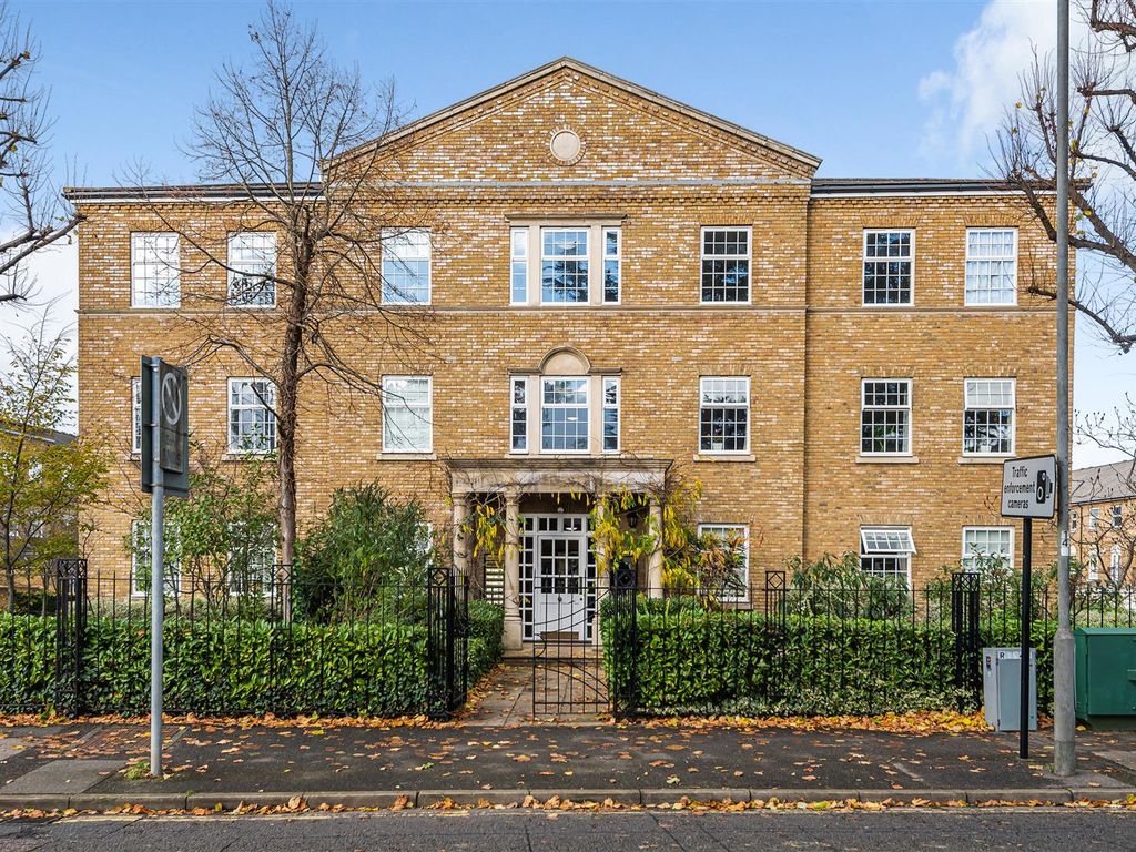 2 bed flat for sale in Balaclava Road, Long Ditton, Surbiton KT6, £