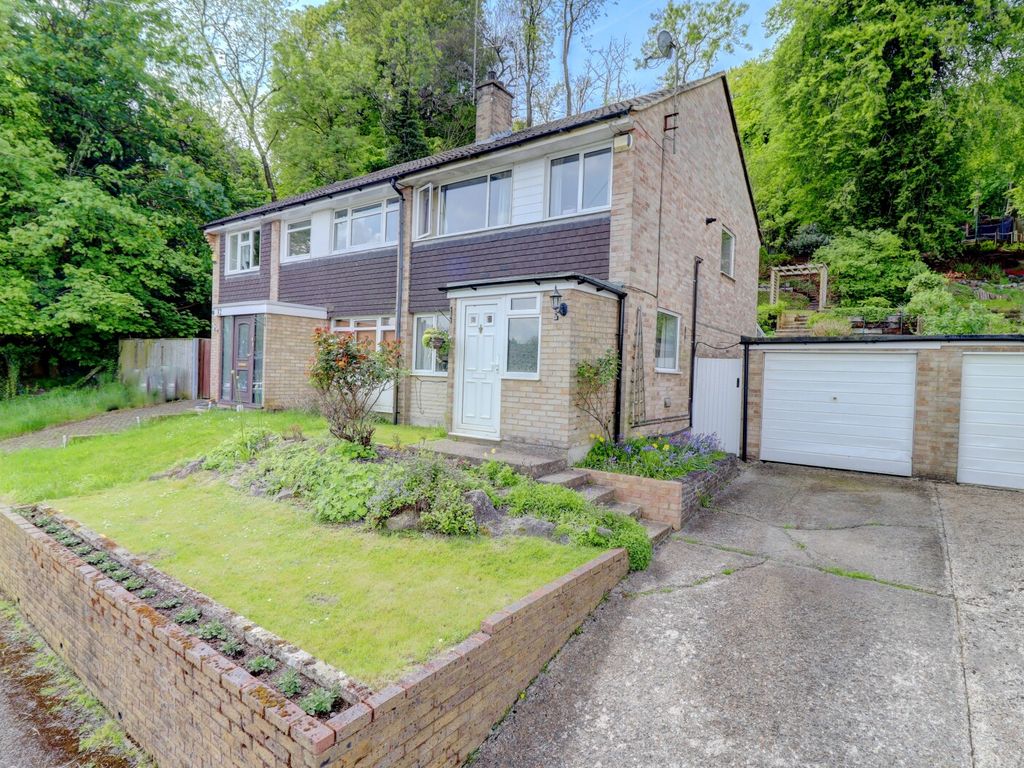 3 bed semidetached house for sale in Dean Garden Rise, High