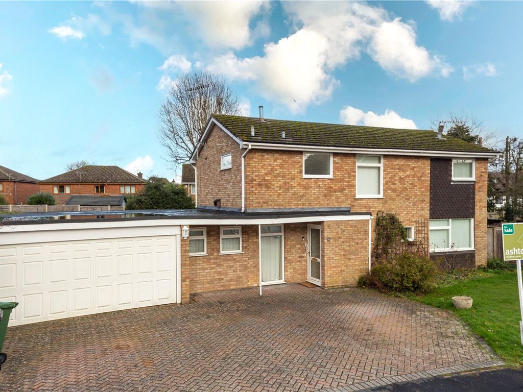 St. Davids Close, Leverstock Green, Hertfordshire HP3  