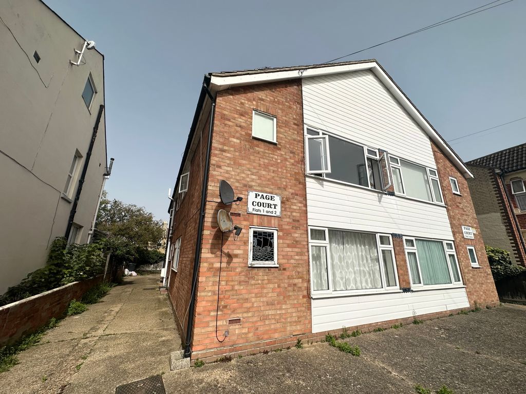 2 bed property to rent in Page Road, Clacton On Sea, Essex CO15, £850