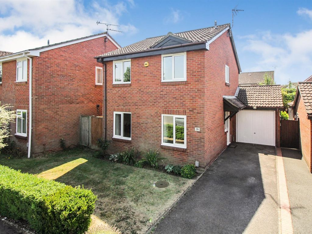 3 bed detached house for sale in Bateman Drive, Aylesbury HP21 Zoopla