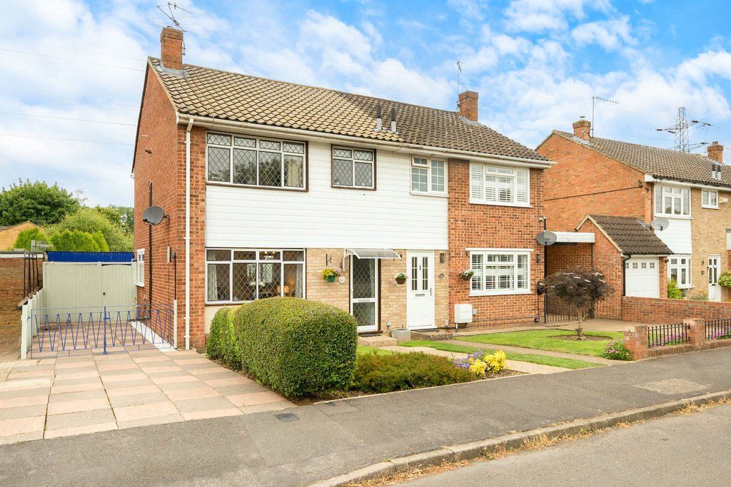 3 bed semidetached house for sale in Mutchetts Close, Watford