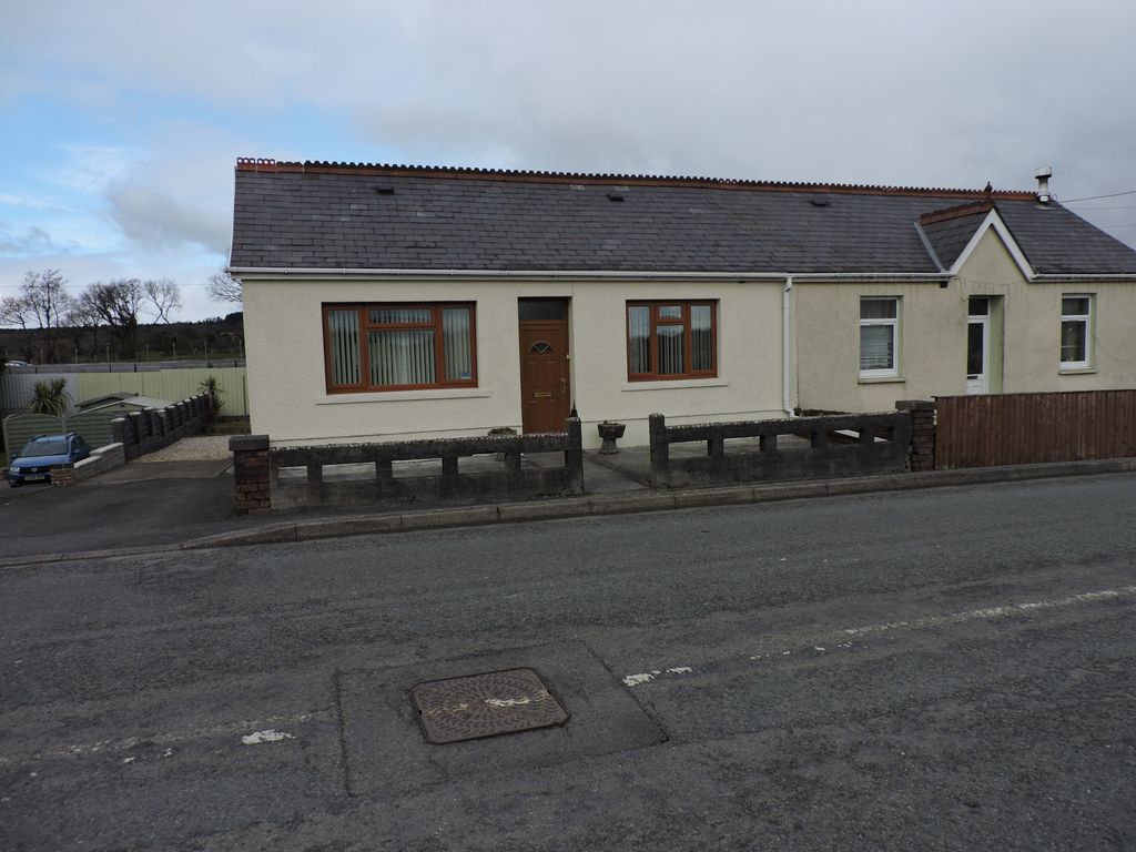 2 bed semidetached bungalow for sale in Norton Road, Penygroes SA14, £