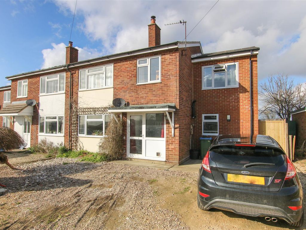 4 bed end terrace house for sale in Raven Crescent, Westcott, Aylesbury