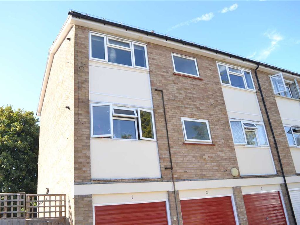 2 bed flat to rent in Primrose Hill, Chelmsford CM1, £1,250 pcm Zoopla