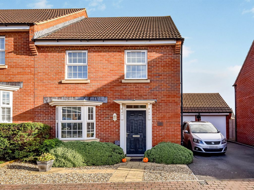 4 bed semidetached house for sale in Neptune Road, Westbury BA13, £