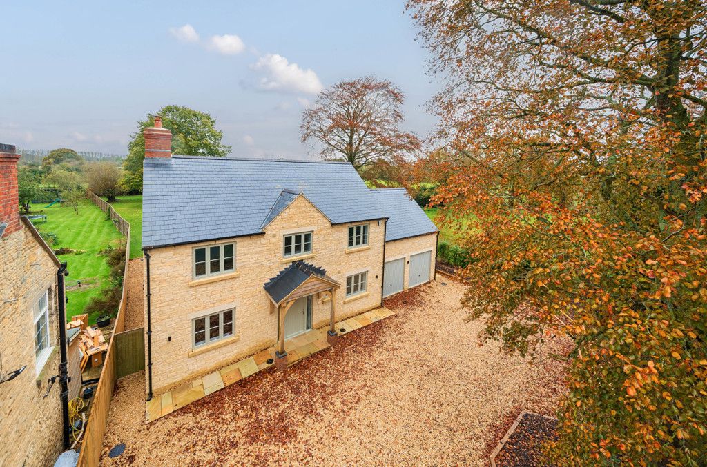 5 bed detached house for sale in Abingdon Road, Standlake, Oxfordshire