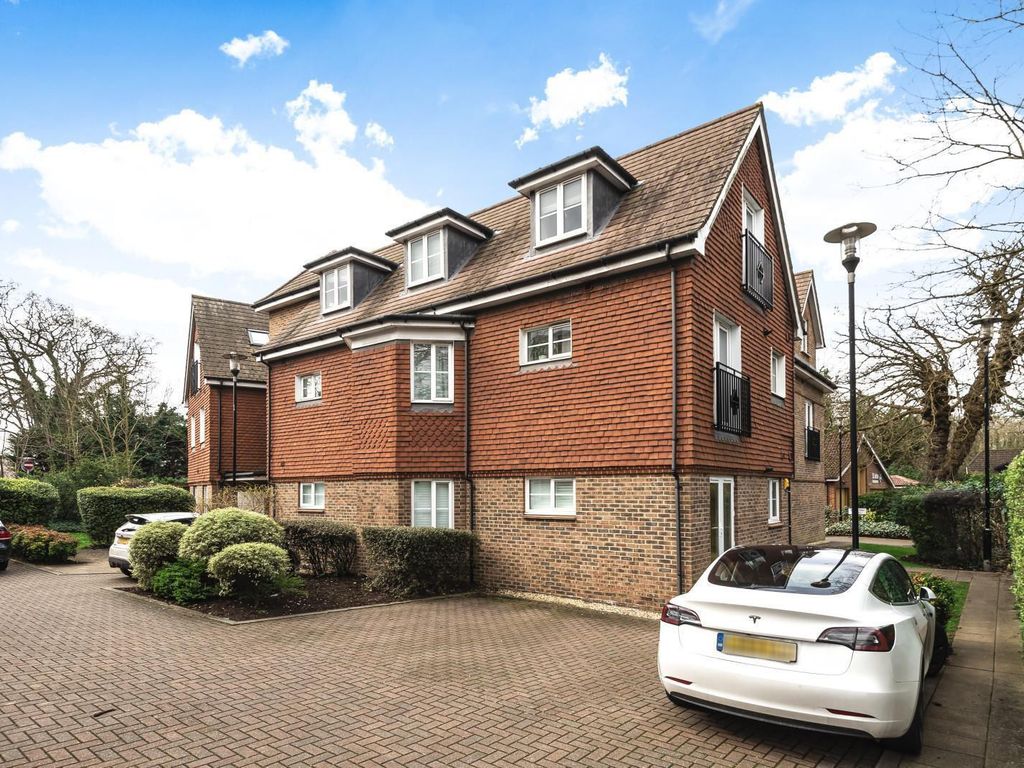 2 bed flat to rent in Stretton Court, Wey Road, Weybridge KT13 Zoopla