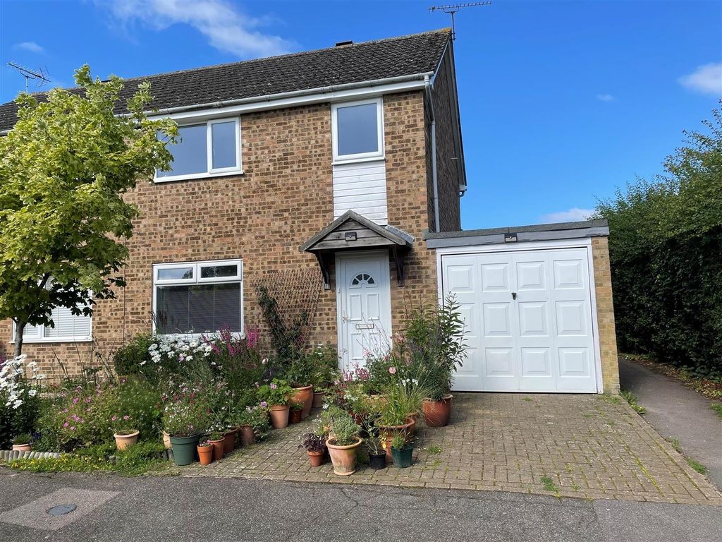 3 bed semidetached house for sale in Weavers Close, Staplehurst