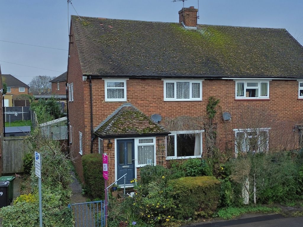3 bed semidetached house for sale in Larchfield Road, Maidenhead