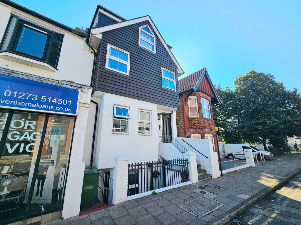 2 bed flat to rent in Meeching Road, Newhaven BN9, £975 pcm Zoopla