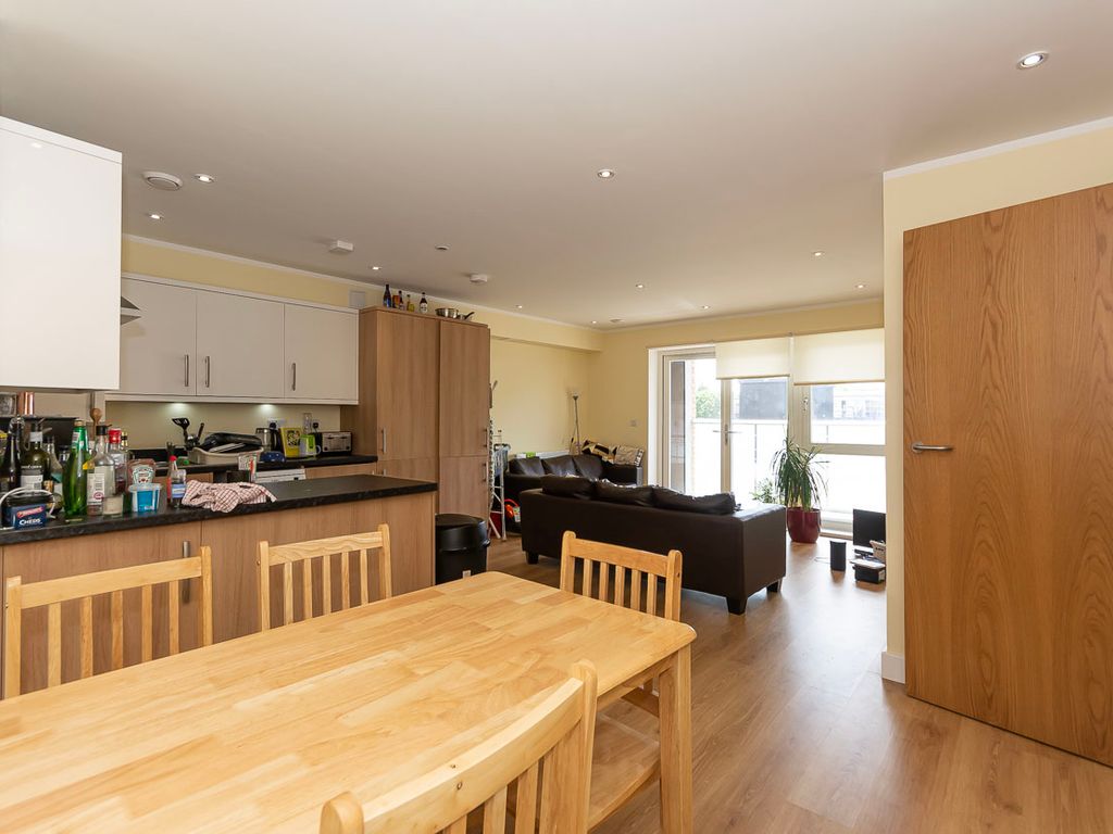 3 bed flat to rent in Chatfield Road, London SW11 Zoopla