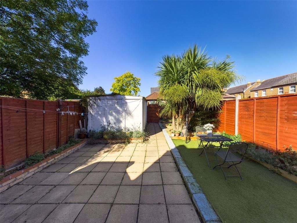 3 bed flat to rent in Staines Road, Bedfont TW14, £1,600 pcm Zoopla